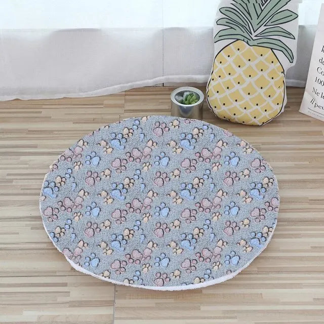 Plush Round Cat Bed - Soft Fleece Pet Mat for Kittens and Small Dogs - ZOOMNSTORE
