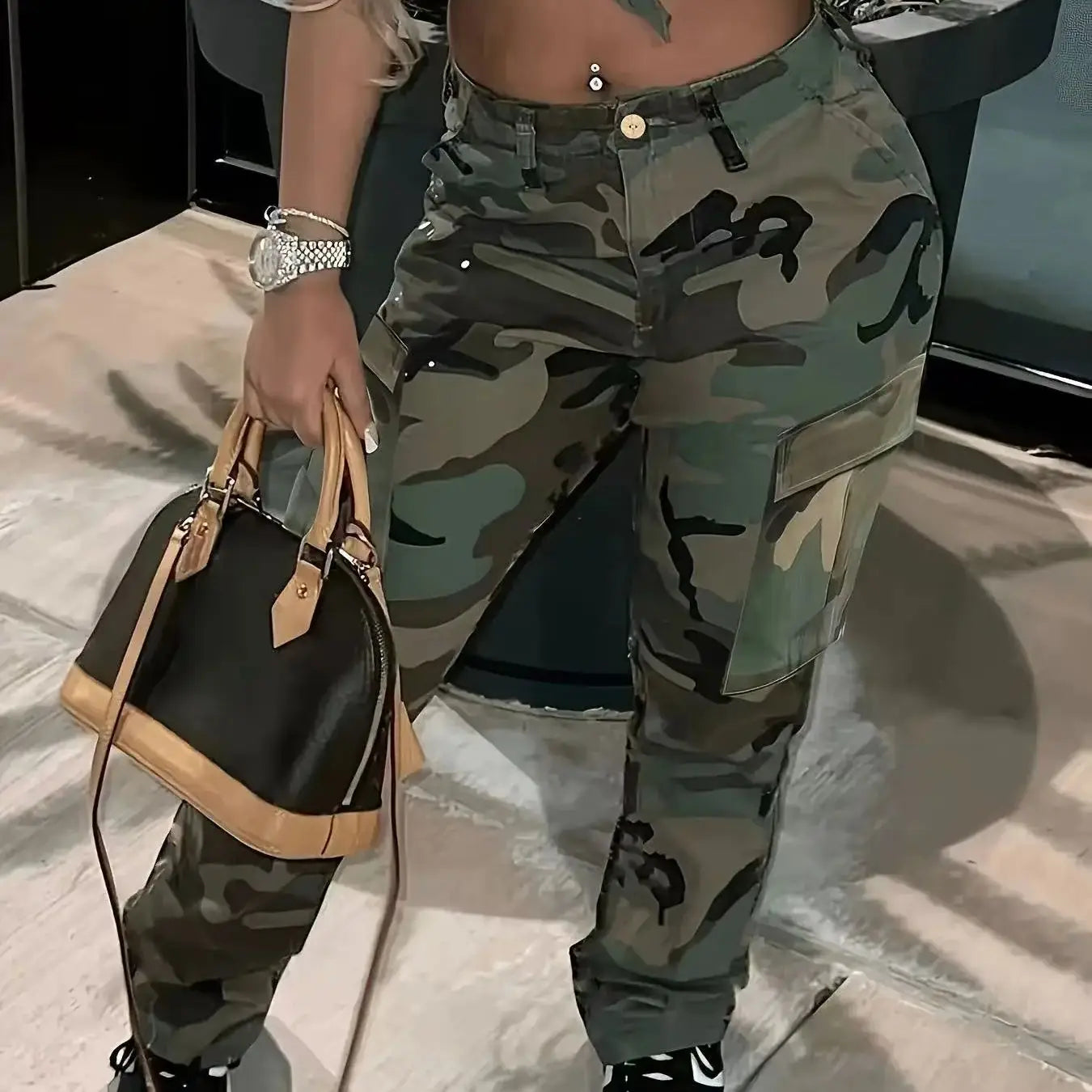Women's Classic Multi Pocket Camouflage Straight Leg Pants, Button Closed Y2K Pants, Suitable for Daily Outdoor Wear in All Seas