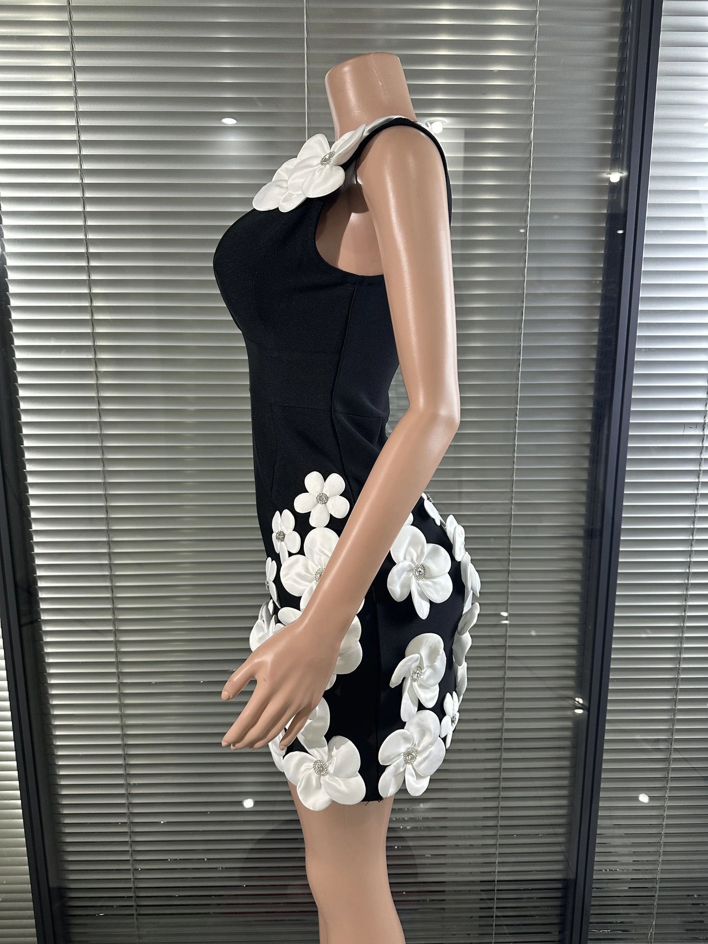 Glamorous Sexy Crystal 3D Flowers Emmbellished Deep V-neck Sleeveless High Waist Evening Party Bandage Mini Dress