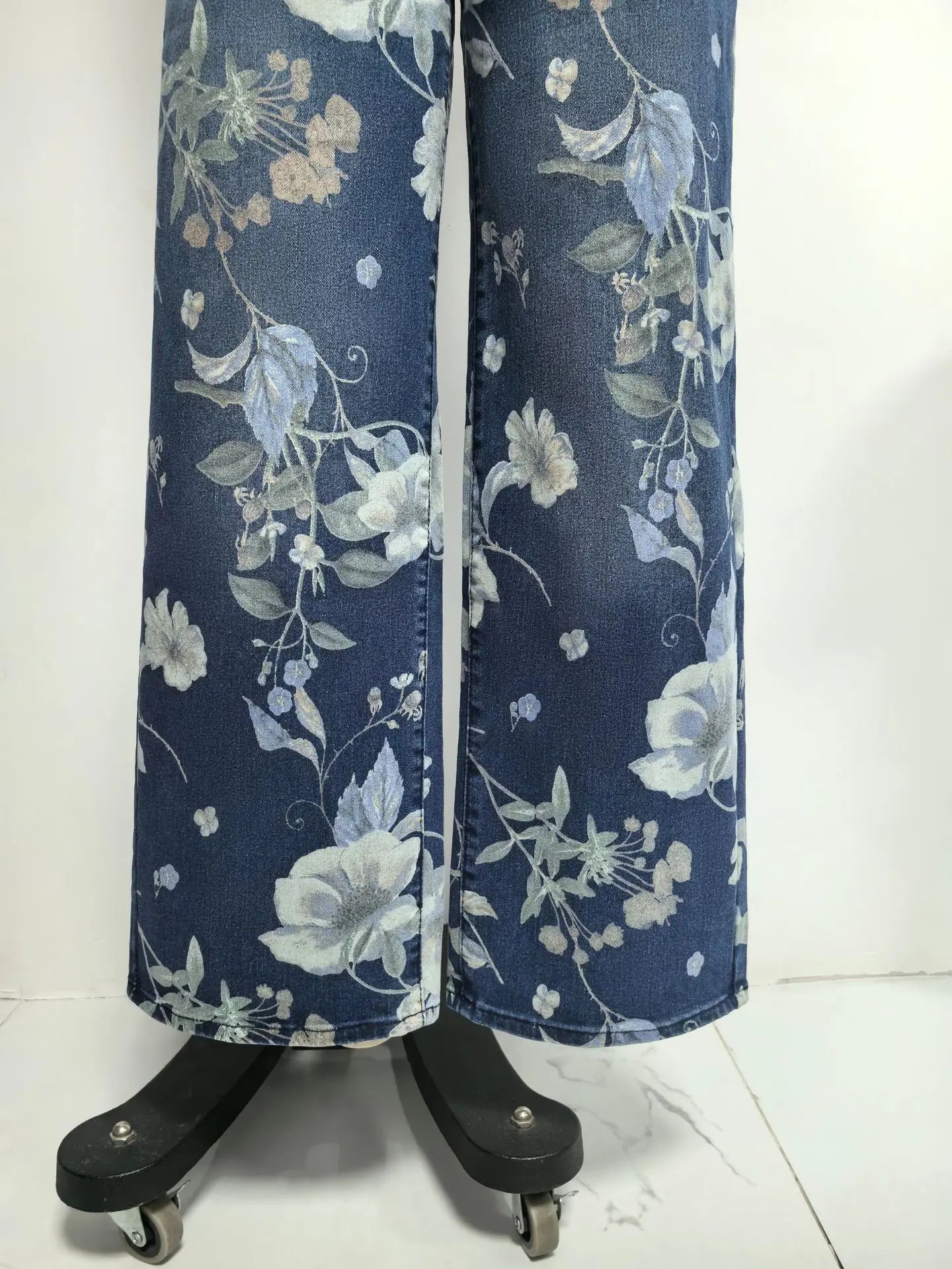 New for 2026: Women's Blue High-waisted Stretch Jeans, Vintage-style Loose-fit Wide-leg Denim Pants with A Floral Print.