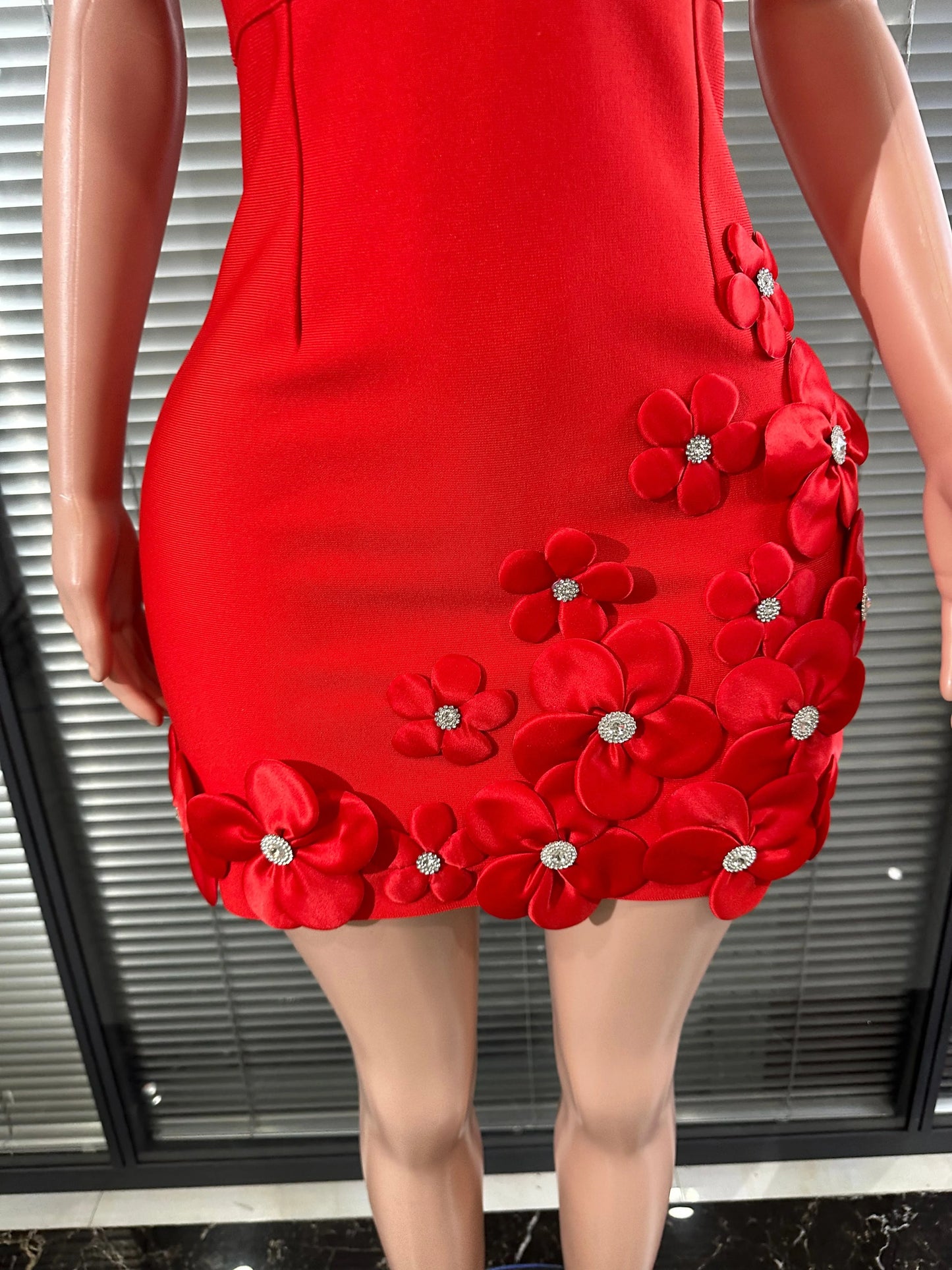 Glamorous Sexy Crystal 3D Flowers Emmbellished Deep V-neck Sleeveless High Waist Evening Party Bandage Mini Dress