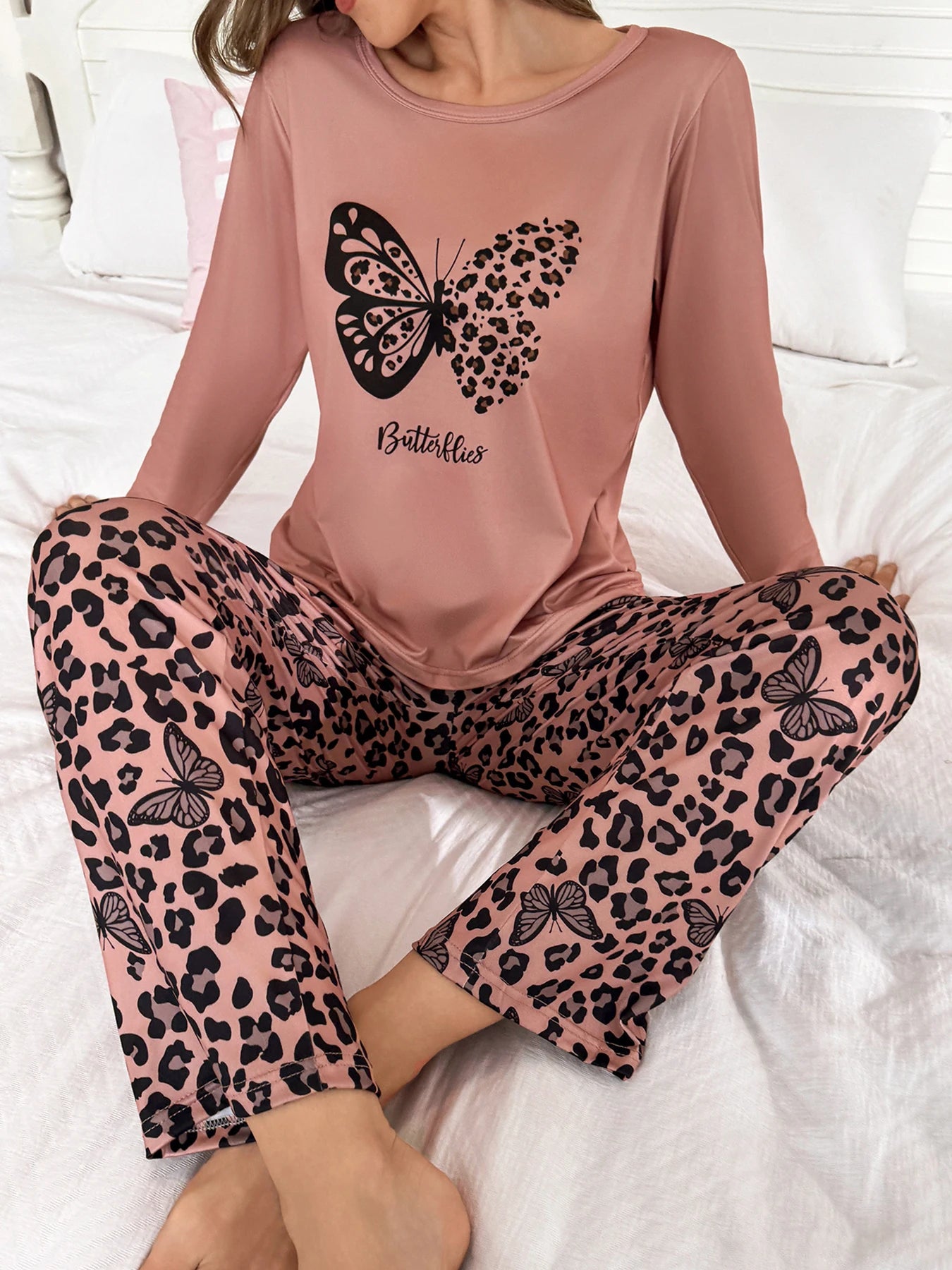 Spring, summer, autumn and winter women's two-piece pajama set featuring sweet leopard print and butterfly pattern on the collar