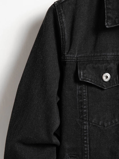 Men's denim jacket for spring and autumn. Black-collar denim coat. Suitable for daily casual wear. Stylish, simple and trendy.