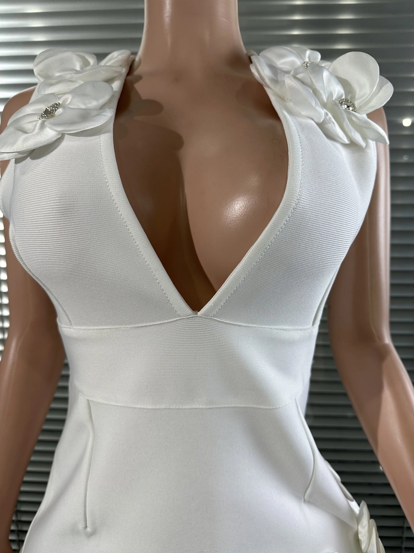 Glamorous Sexy Crystal 3D Flowers Emmbellished Deep V-neck Sleeveless High Waist Evening Party Bandage Mini Dress